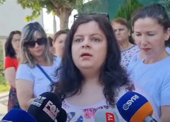 Sërish në protestë për pagat/ Punonjëset e fasonerisë në Fier paralajmërojnë padi