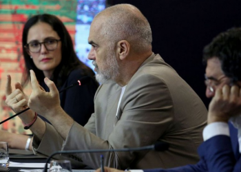 Manjani: A duhet të dorëhiqet ministrja e Financave pasi paditi qeverinë?