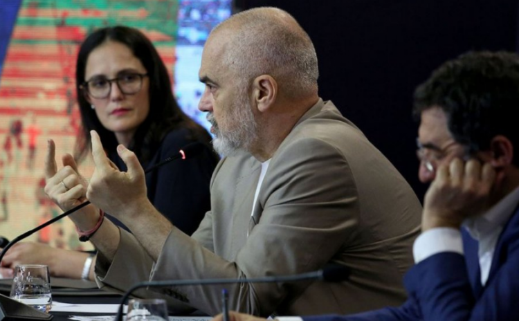 Manjani: A duhet të dorëhiqet ministrja e Financave pasi paditi qeverinë?