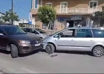 Makinat “kokë më kokë” në Fier, kaos në trafik, nervozohen shoferët (VIDEO)