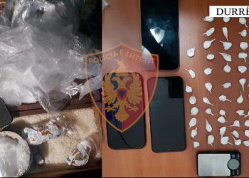 Shisnin kokainë me doza në plazh në Durrës, 3 në pranga