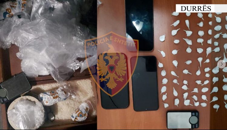 Shisnin kokainë me doza në plazh në Durrës, 3 në pranga