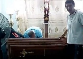 Ndahet nga jeta gruaja që u gjet e gjallë… brenda arkivolit të saj