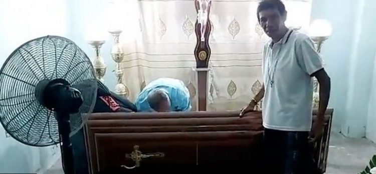 Ndahet nga jeta gruaja që u gjet e gjallë… brenda arkivolit të saj