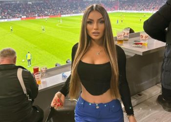 Bukuri që të lë pa frymë, drejtoresha e re e Tiranës shkëlqen me format e saj (FOTO)