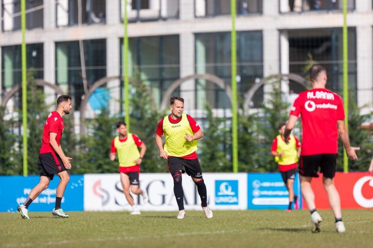 Impenjim maksimal/ Kuqezinjtë kryejnë me sukses seancën e radhës stërvitore. Hysaj & Seferi mbërrijnë në ‘Shtëpinë e Futbollit’