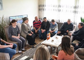 Familjet, në terr për tre policët