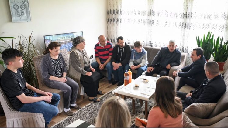 Familjet, në terr për tre policët