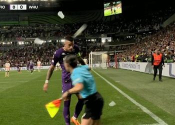 Finalja e Conference League u përgjak, tifozët gjuajtën me shishe lojtarin e Fiorentinës