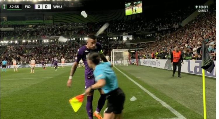 Finalja e Conference League u përgjak, tifozët gjuajtën me shishe lojtarin e Fiorentinës