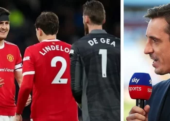 Neville mezi pret që të largohet titullari i United