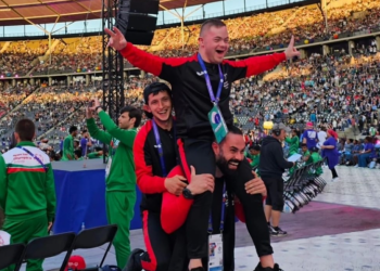 Troka lufton ndaj vështirësisë së tij duke triumfuar në not