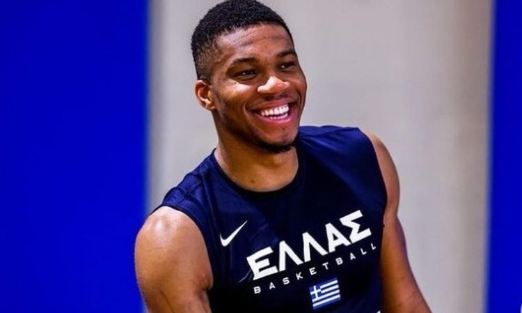 Mënyra “origjinale” e Antetokounmpo për të zgjedhur atletet… i nuhat ato (VIDEO)