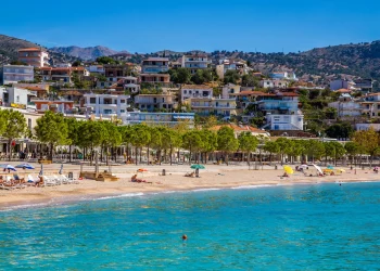 SKANDAL! Pronari i hotelit kërcënon si dhe ofendon turistet gjermane