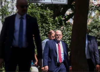 Hovenier: Qeveria e Kosovës po na habitë me refuzimin e kërkesave të miqve të saj