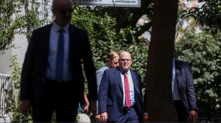 Hovenier: Qeveria e Kosovës po na habitë me refuzimin e kërkesave të miqve të saj