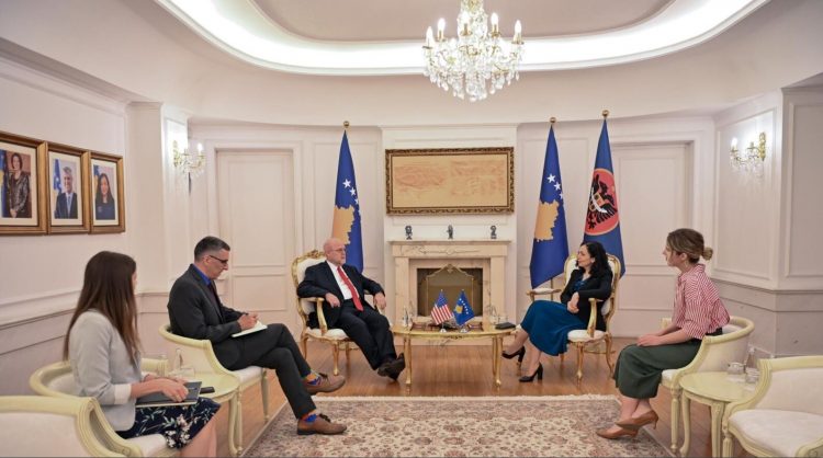 Osmani dhe Hovenier biseduan për uljen e tensioneve në veri