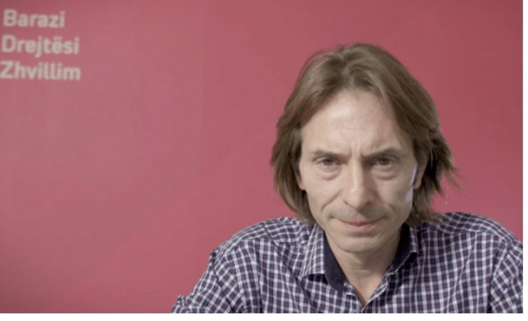 Hoxha: Kryeministri i Safet Gjicit, i deputetes me 3 prokurorë, i flet Kosovës në emër ‘të botës demokratike’