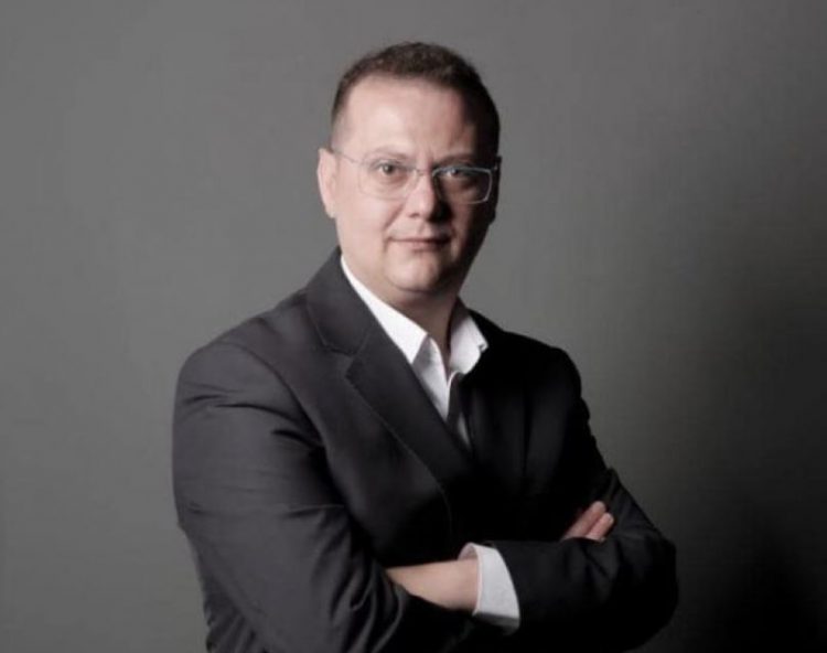 Hoxha qetëson ‘të revoltuarit’ nga dhuna e Bashës: Mos u mërzisni për një shkelm