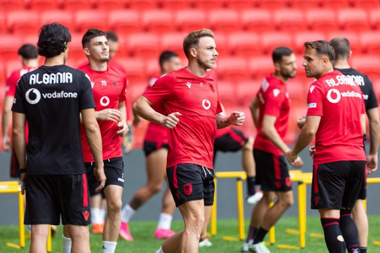 Kombëtarja zhvillon seancën e radhës në stadiumin ‘Air Albania’. Dy ‘italianët’ nuk u stërvitën në grup