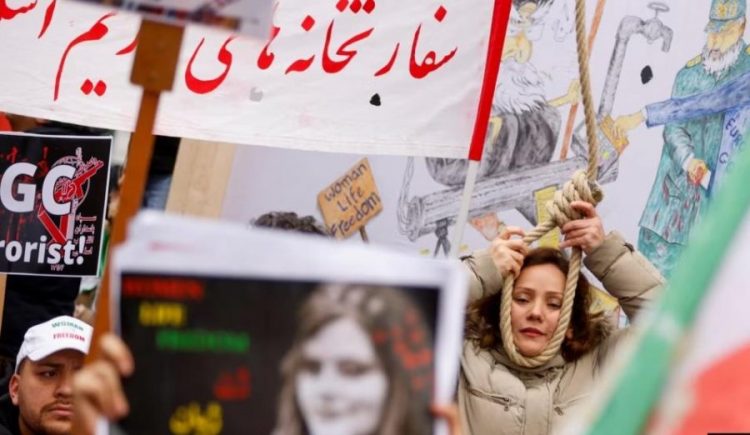 BE sanksionon zyrtarët e lartë iranianë për ‘shkelje të të drejtave të njeriut’