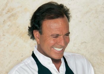 Ka bërë epokë me këngët e tij, kantautori spanjoll në gjendje të rëndë shëndetësore