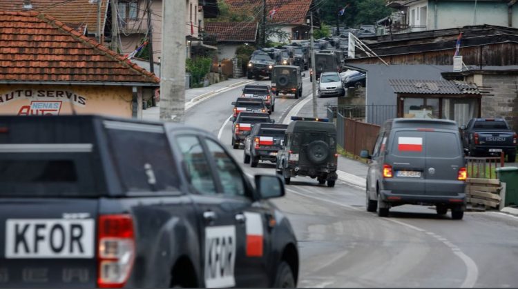 Shefi i KFOR-it u bën thirrje Prishtinës e Beogradit që të ulen e të bisedojnë