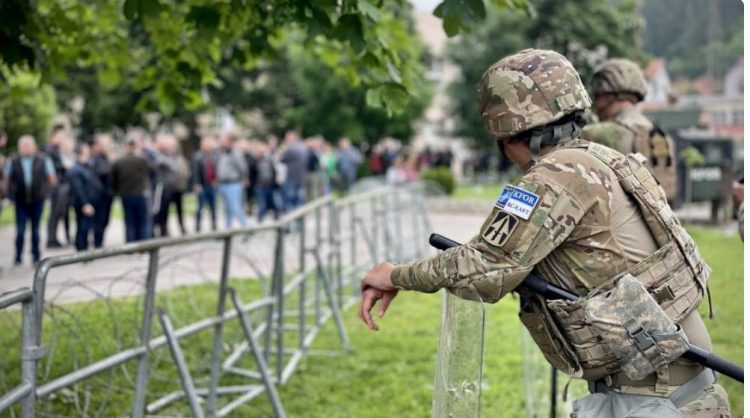 Nuk reaguan kur u sulmuan, por KFOR-i dënon dhunën ndaj gazetarëve në veri