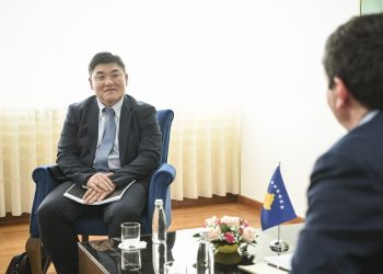 Kurti fton kompaninë e njohur që të investojë në Kosovë