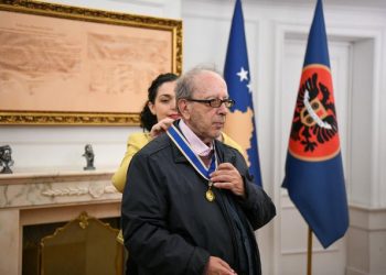 Kosova nderon Ismail Kadarenë me Urdhrin “Hasan Prishtina”
