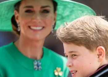 Çfarë i pëshpëriti Kate princit George në ballkonin e Buckingham Palace?