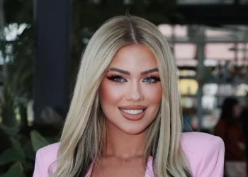 Keisi Medini thekson linjat trupore me bikini