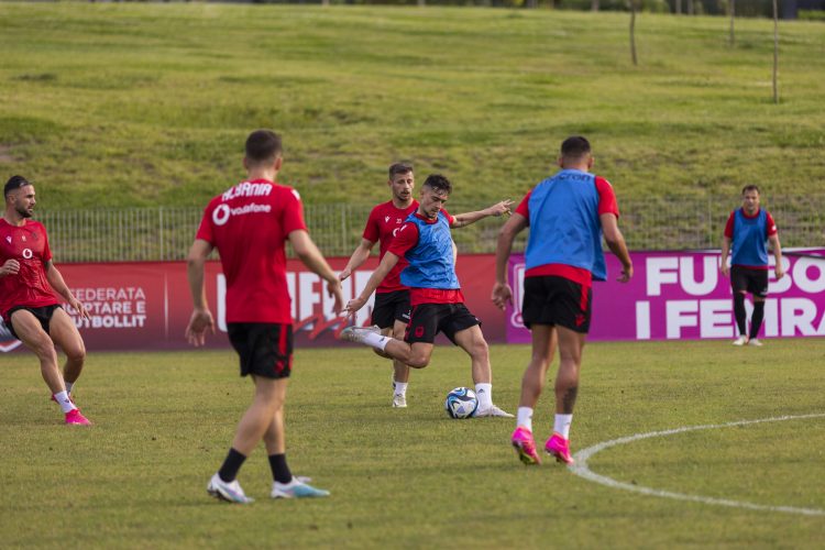 EURO 2024 / Kombëtarja zhvillon seancën e dytë, Sokol Cikalleshi i bashkohet stërvitjes