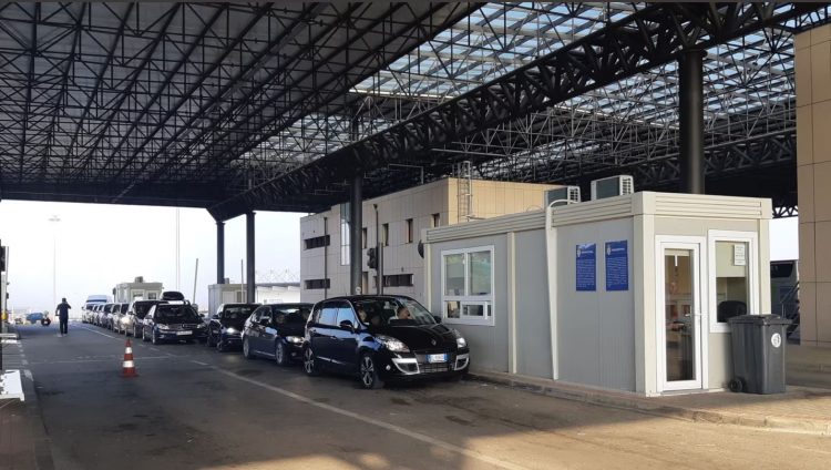 Kurti merr masa, ndalohet hyrja në Kosovë e makinave me targa serbe