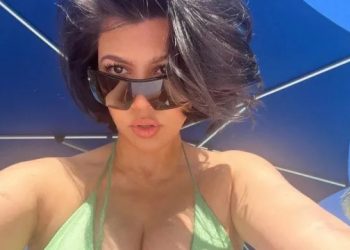 Kourtney pozon me bikini pasi zbuloi se ishte shtatzënë