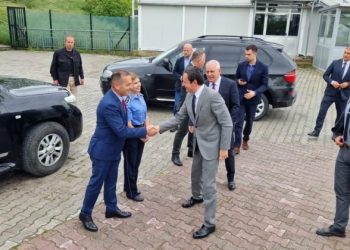 FOTO/ Albin Kurti shkon në Mitrovicë, përshëndet forcat e Policisë