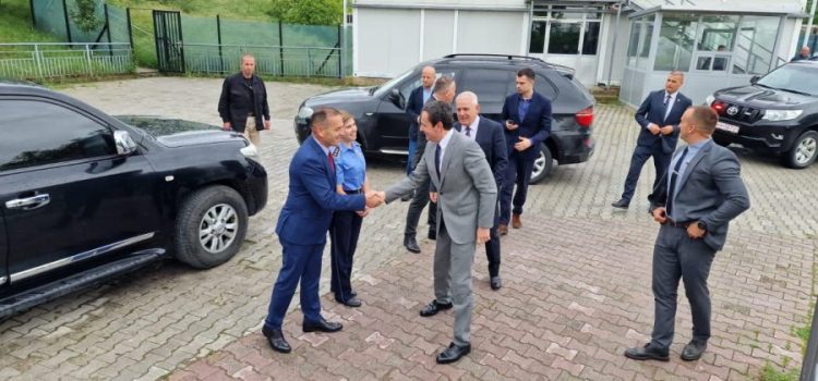 FOTO/ Albin Kurti shkon në Mitrovicë, përshëndet forcat e Policisë