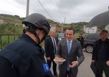 Kurti viziton policët në veri të Kosovës, shpërndan bakllava