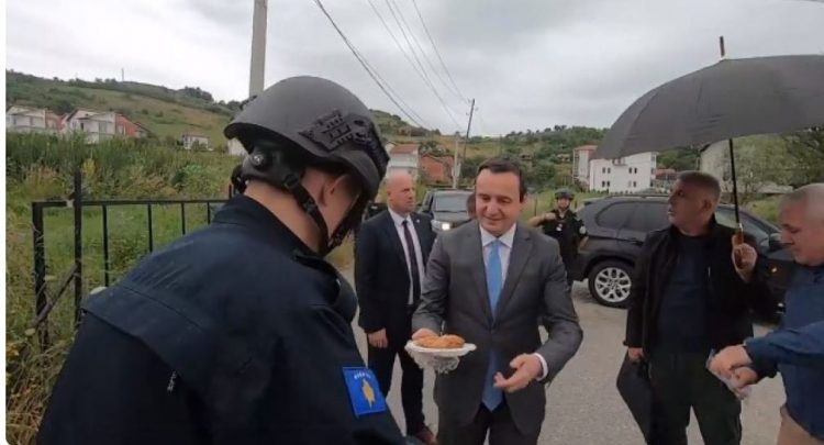 Kurti viziton policët në veri të Kosovës, shpërndan bakllava
