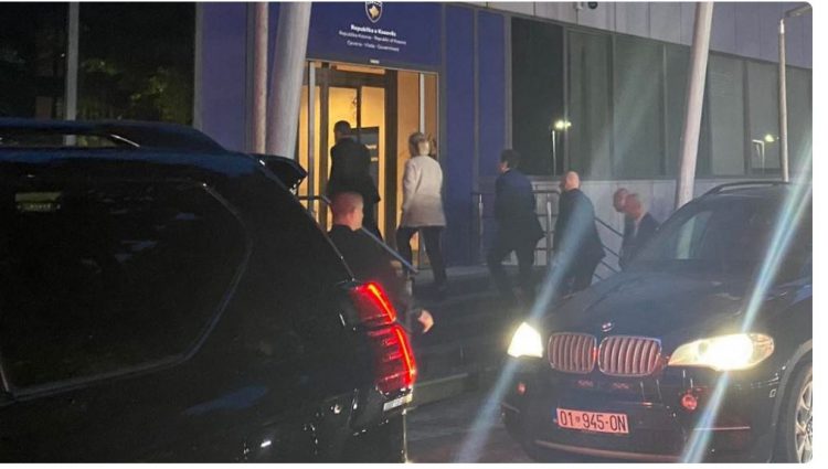 Kurti pret në takim Escobarin dhe Lajçakun