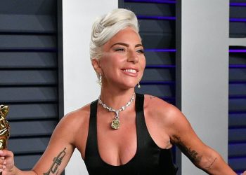 Lady Gaga tha se do i jepte 500,000 dollarë atij që i kthente qenushët, por tani ndryshon mendje…