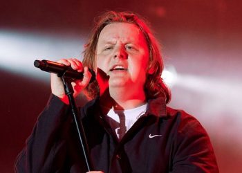 Këngëtari pëson krizë gjatë performancës muzikore (VIDEO)