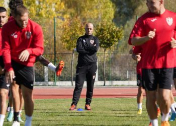 Ish-futbollisti i Tiranës pranë stolit të Vllaznisë