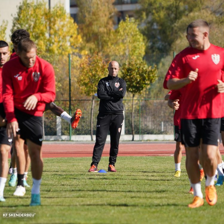Ish-futbollisti i Tiranës pranë stolit të Vllaznisë