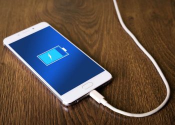 Karikoni telefonin në lokal? Ja pse nuk duhet ta bëni