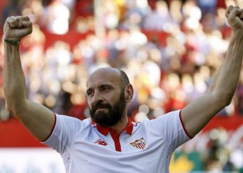 Legjenda e Sevillas pranë nënshkrimit me klubin e Premier League