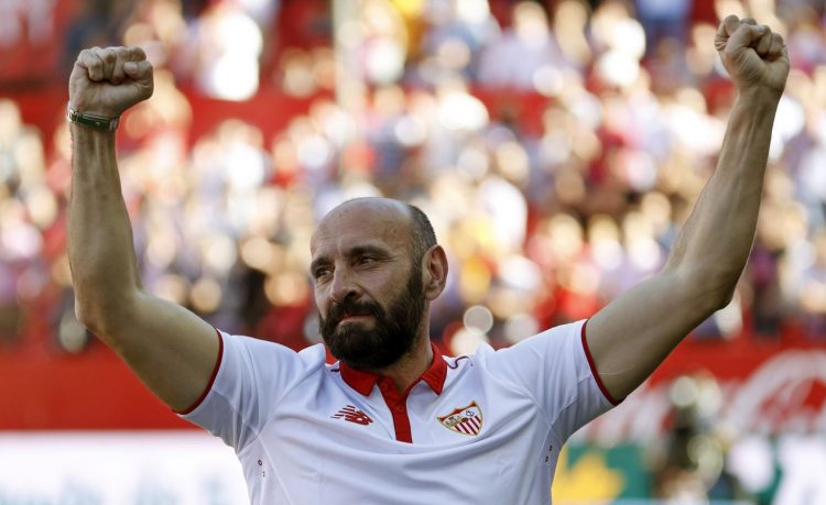 Legjenda e Sevillas pranë nënshkrimit me klubin e Premier League