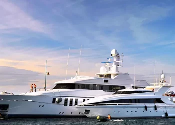 Qyteti ndalon ankorimin e superjahteve, miliarderët nuk janë të lumtur