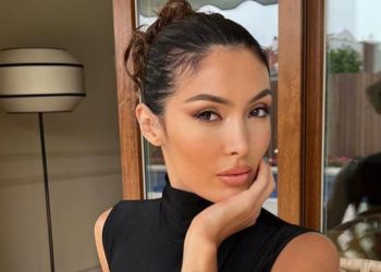 E veshur me bikini, Nora Istrefi shfaq linjat trupore këtë verë