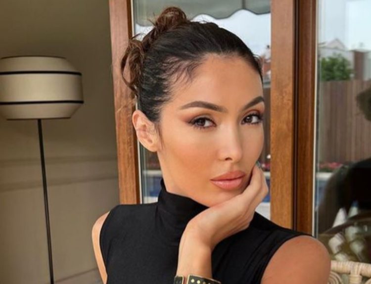 E veshur me bikini, Nora Istrefi shfaq linjat trupore këtë verë